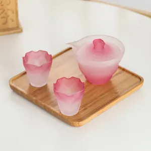 Set da tè giapponese in vetro smerigliato rosa con gaiwan e tazze su vassoio di bambù
