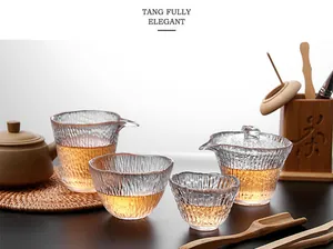 Détail d'un service à thé chinois Kung Fu en verre avec un motif de texture martelée