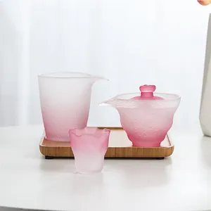 Set da tè giapponese in vetro smerigliato rosa con gaiwan e brocca su vassoio