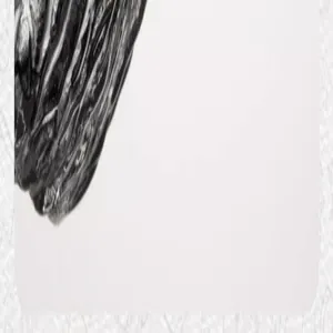 Makro-Detail der einzigartigen japanischen Hammerschlag-Textur auf einer schwarzen Glastasse