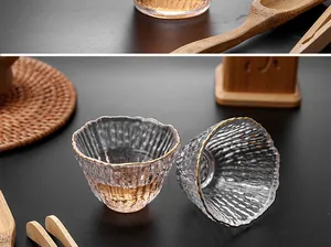 Vue détaillée d'une tasse à thé en verre de style chinois avec bordure dorée fine