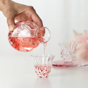 Elegantes japanisches Sake-Set aus Glas mit roten Punkten, inklusive Kanne und zwei Tassen