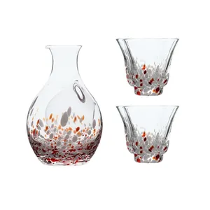 Elegantes japanisches Sake-Set aus Kristallglas mit bunten Punktmustern Karaffe und zwei Tassen