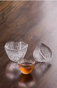 Detailansicht japanischer Teegläser mit Hammerschlag-Textur auf Holztisch