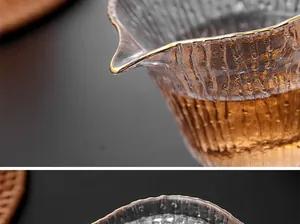 Détail macro d'une tasse à thé en verre à côtes verticales avec un bord doré élégant