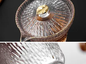 Vue macro détaillée d'un gaiwan chinois en verre martelé avec des accents dorés.