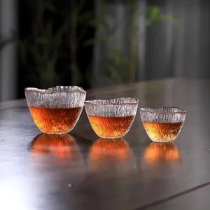 Japanische Teetassen aus gehämmerte Glas in drei Größen für traditionellen Teegenuss