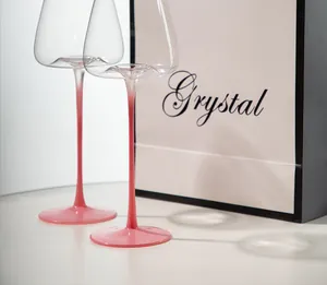 Elegante Detailansicht von Kristallweingläsern mit rosa Verlauf und hohen Stielen