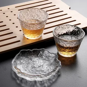 Juego de tazas de té de cristal japonés con textura de hielo, borde dorado y posavasos