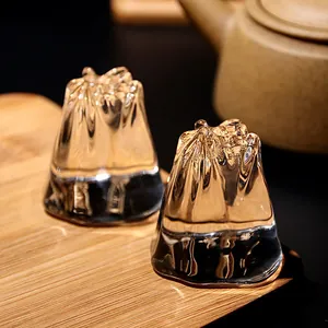 Elegantes soportes para tapas de cristal con forma de montaña para la ceremonia del té kung fu