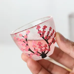 Elegante rosa Kirschblüten-Glas-Sake-Schale mit strukturierter Oberfläche für zu Hause