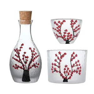 Handbemaltes Sake-Set aus Glas mit rotem Blütenmuster und gehämmerter Oberfläche