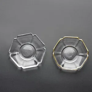 Set aus sechseckigen Glastassen-Untersetzern mit Goldrand und eleganter Glasoberfläche