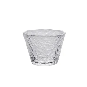 Taza de té de vidrio martillado a mano con textura de rocío de hielo y borde ondulado