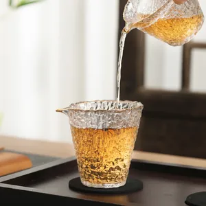 Elegante japanische Teetasse aus Glas mit Hammerschlagmuster und Goldrand für Kung-Fu