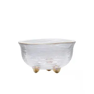 Élégante tasse à thé en verre faite à la main avec bord doré et pied en trépied