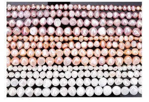 Détail de perles d'eau douce naturelles de couleurs blanc, rose et pêche pour bijoux.