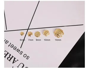 Vista dettagliata di varie dimensioni di coppette copriperla a fiore in filigrana dorata per DIY