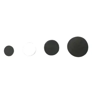 Runde schwarze und weiße Vliesstoffkreise für DIY-Haarschmuck und Bastelarbeiten.