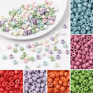 Nahaufnahme von bunten zylindrischen Acrylperlen für DIY-Handarbeiten und Schmuckherstellung