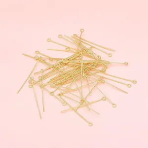 Vue détaillée de clous à œillet plaqués or 14K pour la création de bijoux DIY