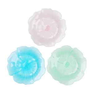 Set aus drei eleganten blumenförmigen Glastellern für Snacks in Rosa, Blau und Grün.