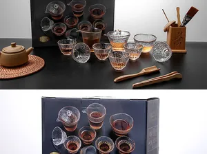 Vue détaillée d'un service à thé Kung Fu en verre de 10 pièces avec accessoires bois