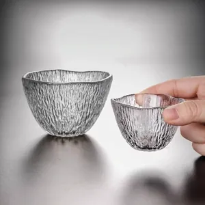 Eleganter japanischer Teecup aus Glas mit kunstvoller Regentropfen-Hammerschlag-Textur