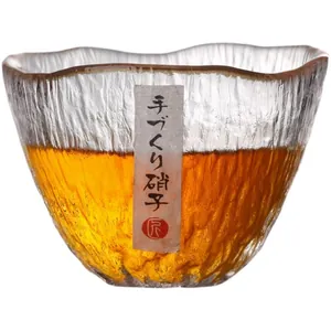 Japanische Teetasse aus gehämmerte Glas mit handgefertigter Ästhetik und bernsteinfarbenem Tee