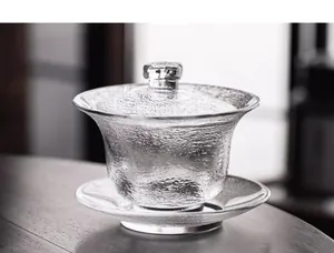 Nahaufnahme einer eleganten Sancai-Gaiwan-Teetasse aus Kristallglas mit Hammerschlag