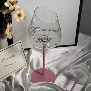 Elegantes Set aus rosa Kristallweingläsern mit schrägem Rand und mattem Stiel