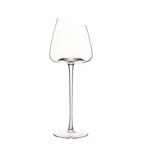 Eleganter rosa Kristall-Weinkelch mit schrägem Rand und dünnem Stiel für Zuhause