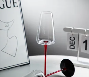 Elegante flute da champagne in cristallo con stelo rosso e base nera