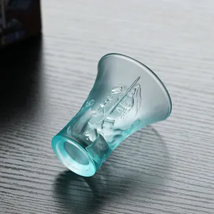 Elegante Chinese theekop van mat blauw glas met ingewikkeld reliëf draak ontwerp
