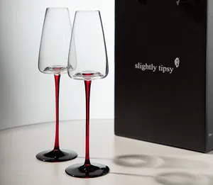 Coppia di eleganti calici da champagne in cristallo con stelo rosso e scatola regalo