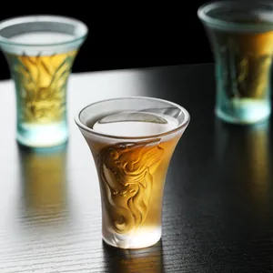 Elegante Chinese glazen theekop met drakenreliëf voor traditionele theeceremonies