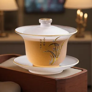 Eleganter Gaiwan-Teebecher aus Kristallglas mit handgemalten Orchideen und Goldrand.
