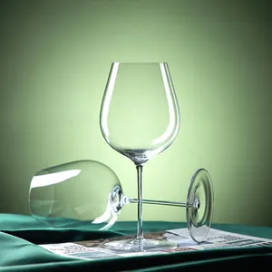 Elegantes Set aus zwei hauchdünnen Kristallweingläsern für Bordeaux und Burgund