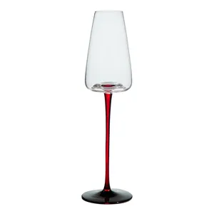 Elegante flute da champagne in cristallo con gambo lungo rosso su sfondo bianco