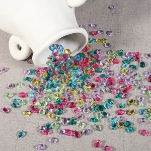 Vue détaillée de perles de verre colorées en forme de pétale de tulipe