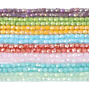 Detailopname van gefacetteerde iriserende glazen tonkralen in een levendige regenboogkleur.