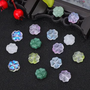 Collezione di perline a fiore in vetro a forma di quadrifoglio per gioielli fai da te retrò.