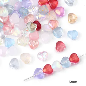 Detalle macro de cuentas de vidrio de colores en forma de corazón de 6mm para DIY