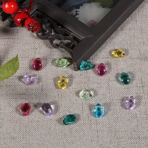 Gros plan sur des perles en verre tulipe translucides pour la création de bijoux DIY
