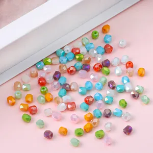 Detailopname van kleurrijke gefacetteerde kristallen vaskralen voor DIY sieraden