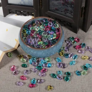 Gros plan de perles de pétales de tulipe en verre coloré pour projets de bijoux DIY