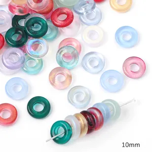Vista de cerca de cuentas de vidrio de 10mm para la creación de joyas artesanales