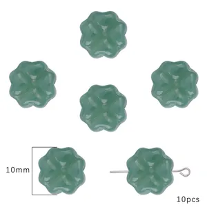 Dettaglio di perle a trifoglio in vetro verde traslucido da 10 mm per gioielli fai da te