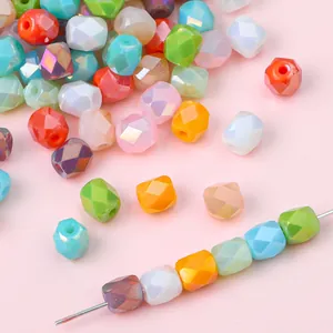 Detailopname van gefacetteerde glazen vatkralen in diverse kleuren voor DIY-sieraden.