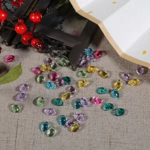 Vue macro de perles de verre colorées en forme de pétale de tulipe pour bijoux et artisanat